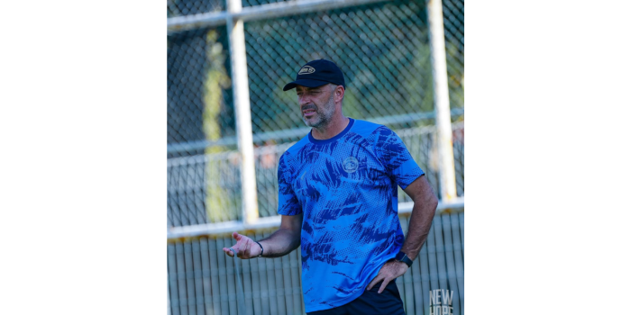 HARUS KERJA KERAS: Pelatih Kepala Arema FC Ze Gomes memberikan instruksi dalam sesi latihan tim.