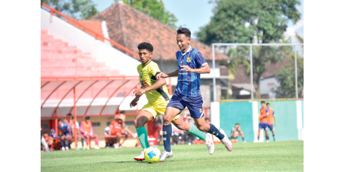 TIDAK TERBENDUNG: Penyerang Persema Muhammad Ridwan (kanan) berusaha menerobos pertahanan Kwarta Deli Serdang dalam laga Liga 4 Nasional babak 32, kemarin.