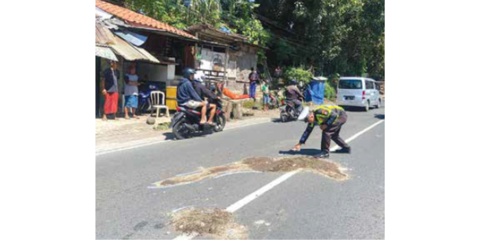 Anggota Satlantas Polres Malang menandai lokasi kecelakaan di Jalan Raya Krebet Senggrong, Kecamatan Bululawang (SATLANTAS POLRES MALANG FOR RADAR KANJURUHAN).