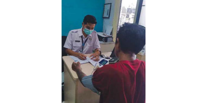 Seorang pecandu narkoba menjalani pemeriksaan kesehatan di klinik BNN Kabupaten Malang, Pakisaji (BNN KABUPATEN MALANG FOR RADAR KANJURUHAN).