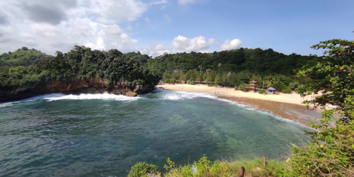 Wisata pantai Batu Bengkung Malang (Adhi Setyo).