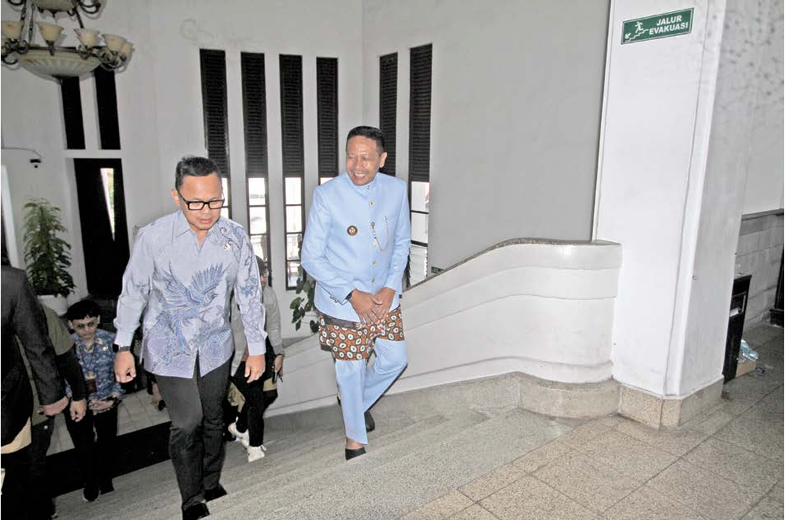 TITIP PESAN: Wamendagri RI Bima Arya (kiri) disambut Wali Kota Malang Wahyu Hidayat setelah tiba di Balai Kota Malang, kemarin. (SATRIA CAHYONO / RADAR MALANG)