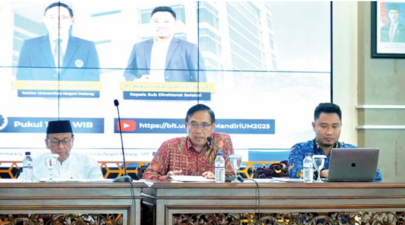 BEBERKAN DATA: Rektor UM Prof Dr Hariyono MPd (tengah) memimpin sesi press conference kemarin siang (2/5). (UM FOR RADAR MALANG)