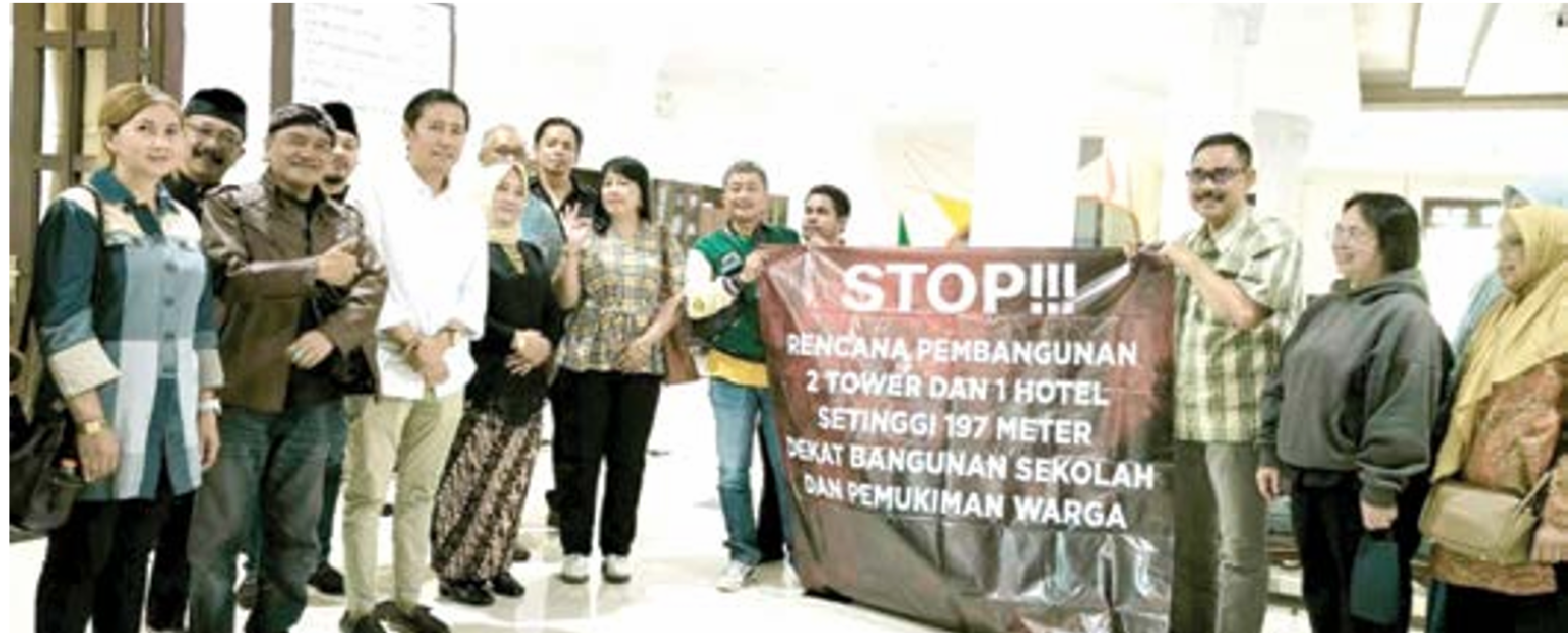 SAMPAIKAN ASPIRASI: Warga Jalan Candi Kalasan foto bersama setelah melakukan audiensi dengan Komisi C DPRD Kota Malang, kemarin (2/5). (DOKUMENTASI WARGA FOR RADAR MALANG)