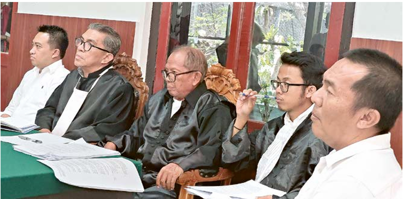 TIDAK CAIR: Yuddy crestianto (kanan) dan Nurul Fajar (kiri) didampingi oleh para pengacaranya menjalani persidangan di Pengadilan Negeri surabaya. (SHOLEH HILMI/JAWA POS)