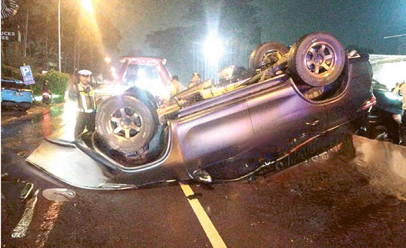 KURANG HATI-HATI: Kondisi mobil SUV dengan nopol L 1168 AJS terguling setelah menabrak pembatas jalan di Lakarsantri pada kamis (1/5) malam. (DOKUMEN JAWA POS)