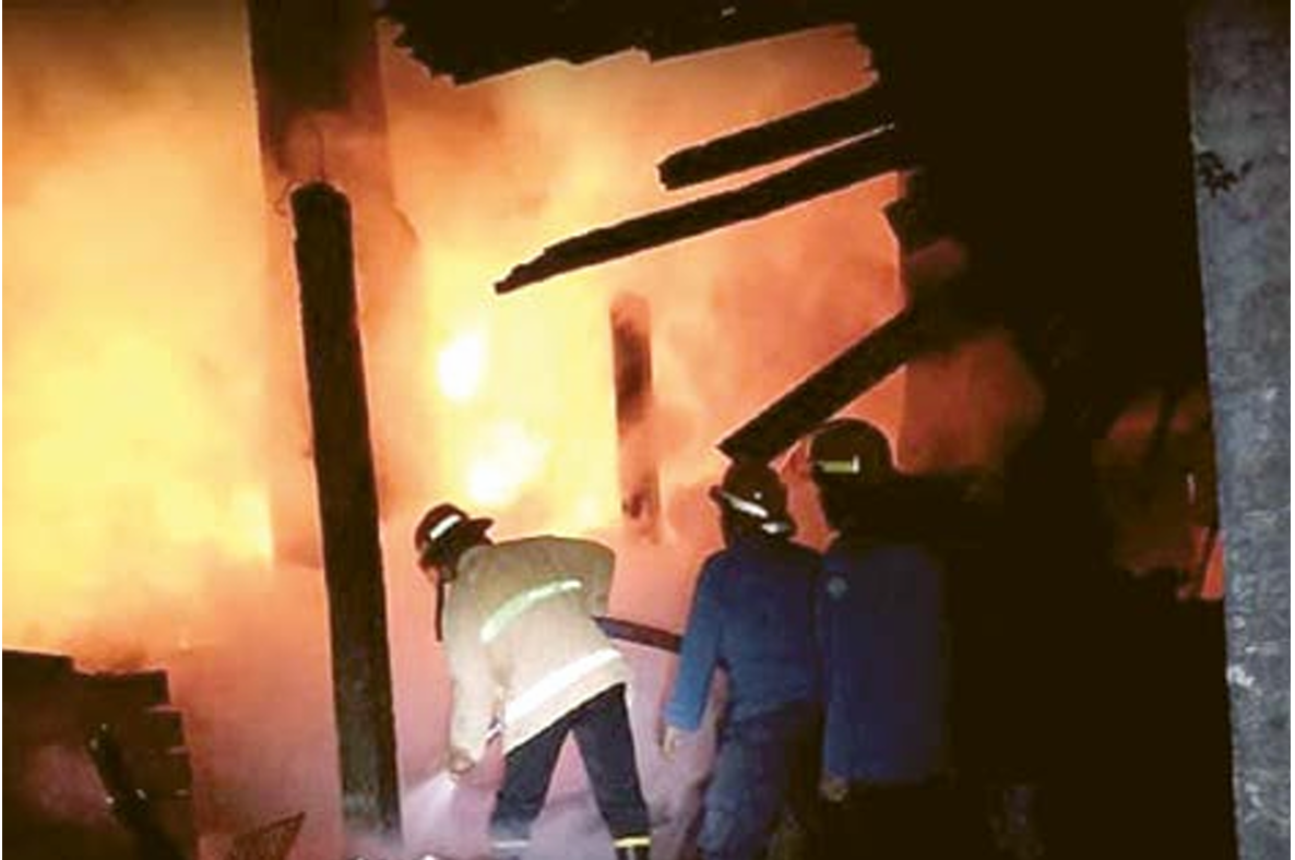 Petugas damkar BPBD Sidoarjo memadamkan kebakaran pabrik tahu di Desa Bulang, Prambon pada kamis (1/5) malam. Dua jam sebelumnya, tempat usaha penatu di Desa Balonggabus juga terbakar (BPBD SIDOARJO)