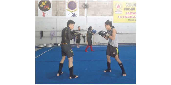 JAGA KONDISI: Atlet WI Kota Malang nomor sanda berlatih di Gedung Wushu Kota  Malang, Kecamatan sukun, pekan lalu (27/4). (MUHAMMAD AFFAN FAUZAN/RADAR MALANG)