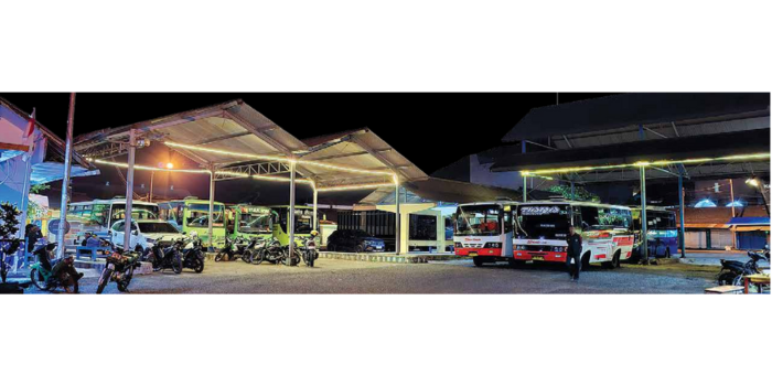 Beberapa bus antar kota antar Provinsi (AKAP) jurusan jakarta-Bali parkir di terminal dampit (2/5). (BIYAN MUDZAKY HANINDITO/RADAR KANJURUHAN)