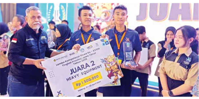 Technical Consultant PT United Tractors Tbk Cabang Surabaya Siman (kiri) mendampingi dua siswa SMK Muhammadiyah 1 Kepanjen setelah meraih penghargaan di ajang LKS. (RAMA SUTRA/RADAR KANJURUHAN)