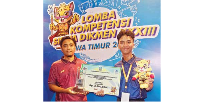 Dua siswa SMK Muhammadiyah 1 Kepanjen menunjukkan penghargaan dan medali setelah memenangi LKS Dikmen tingkat Provinsi Jatim di gedung Sasana Krida UM. (RAMA SUTRA/RADAR KANJURUHAN)