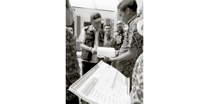 Wakil Menteri Sosial Agus Jabo Priyono membaca berkas rencana penanganan sekolah rakyat di gedung Poltekom (DARMONO/RADAR MALANG).