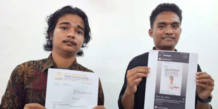 Alwi Alu (kanan) dan Firdaus Albastomi menunjukkan tangkapan layar unggahan QAR yang dianggap mencemarkan nama baik dr AYPS dan surat somasi yang sudah dilayangkan (NABILA AMELIA/RADAR MALANG).