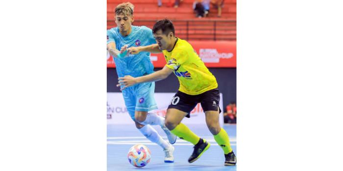 Andres Teran (kiri) dibayangbayangi penggawa Cosmo JNE Jakarta Andri Kustiawan di Turnamen Google Nation Cup 2025, 24 April lalu (Unggul FC for Radar Malang).