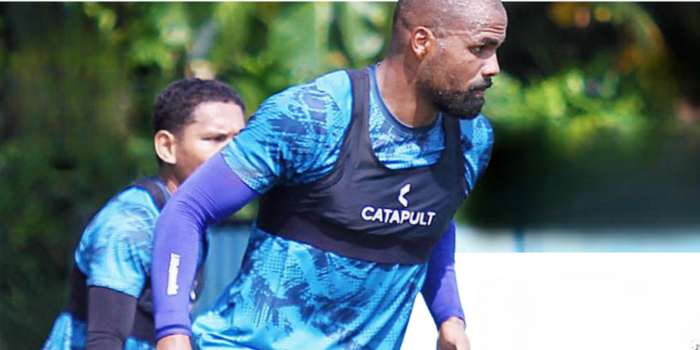 DOMINASI PERTEMUAN: Thales Lira berusaha mengontrol bola dalam sesi latihan internal game di ARG Soccer Field Lawang, kemarin.