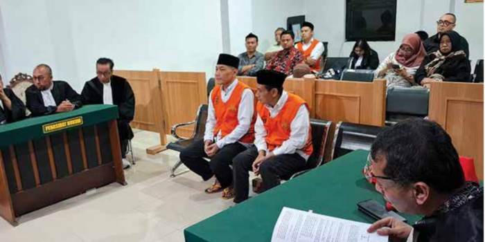 REKAYASA LAPORAN KEUANGAN: Dua mantan direktur BPR Artha Kanjuruhan, Joni (kiri) dan Ramelan (kanan) menjalani sidang di Pengadilan Negeri (PN) Kepanjen.