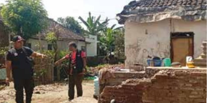 KORBAN BENCANA: Dinding rumah warga Dusun Lowokjati, Desa Baturetno, Kecamatan Singosari ambrol akibat diterjang angin kencang akhir April lalu.