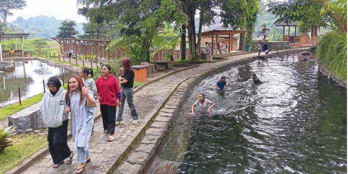 HARUS VIRAL: Wisatawan menikmati kesegaran air di Telaga Madiredo, Desa Madiredo, Kecamatan Pujon, Jumat lalu (2/5).