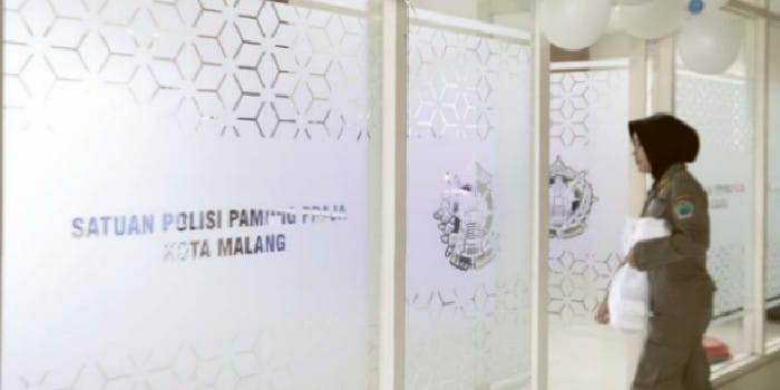MULAI DIPAKAI: Aktivitas kantor Satpol PP Kota Malang di gedung Islamic Center pada Jumat (2/5).