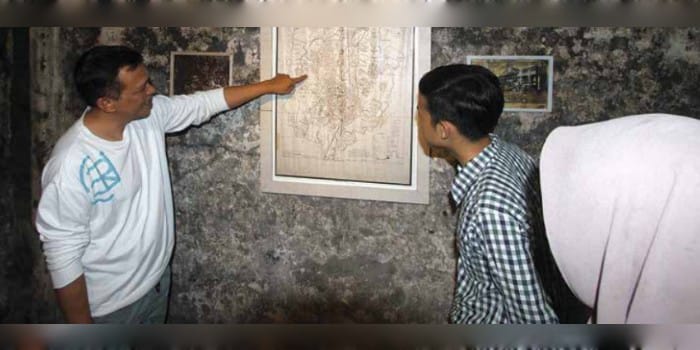 TONJOLKAN NILAI SEJARAH: Pemilik Kafe Gedong Ijen Mohamad Haris Ishaq menunjukkan peta bunker di Kota Malang kepada salah satu pengunjung kafe, beberapa hari lalu