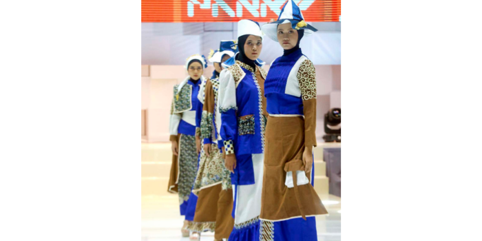 HARI PERTAMA: Deretan model memamerkan busana karya sMK Donorojo, Pacitan, yang ikut berpartisipasi dalam event Asian student fashion Week di Graha Cakrawala Universitas Negeri Malang kemarin (3/5).