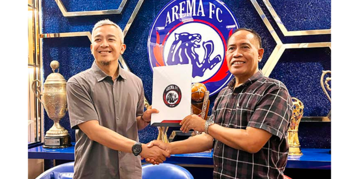 SEPAKAT: General Manager Arema fC Yusrinal fitriandi (kiri) dan Kadispora Kabupaten Malang M. Hidayat menunjukkan berkas MoU yang sudah ditandatangani kemarin (3/5).