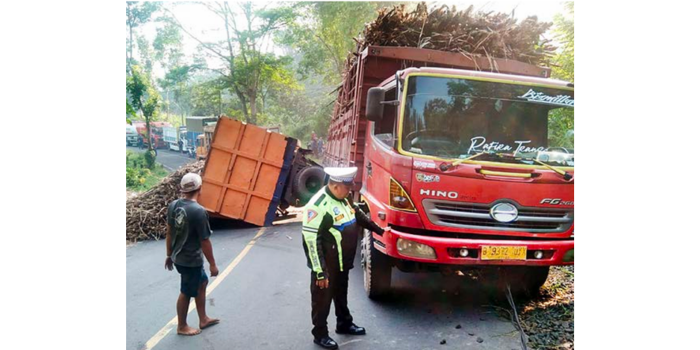 MENUTUP JALAN: Polisi memeriksa truk gandeng pengangkut tebu yang mengalami kecelakaan tunggal di Jalan Raya Karangkates, Kecamatan sumberpucung, Kabupaten Malang, kemarin (3/5).
