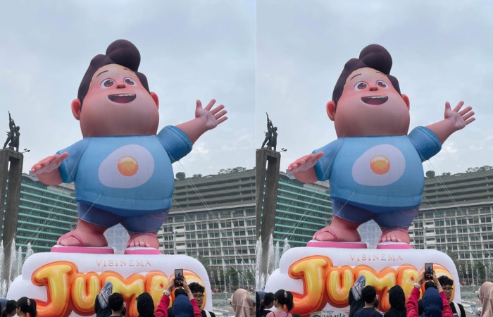 Balon Jumbo setinggi 10 meter hadir di Bundaran HI dan langsung dipadati oleh masyarakat sekitar, Minggu (4/5/2025). (Instagram/jumbofilm_id)