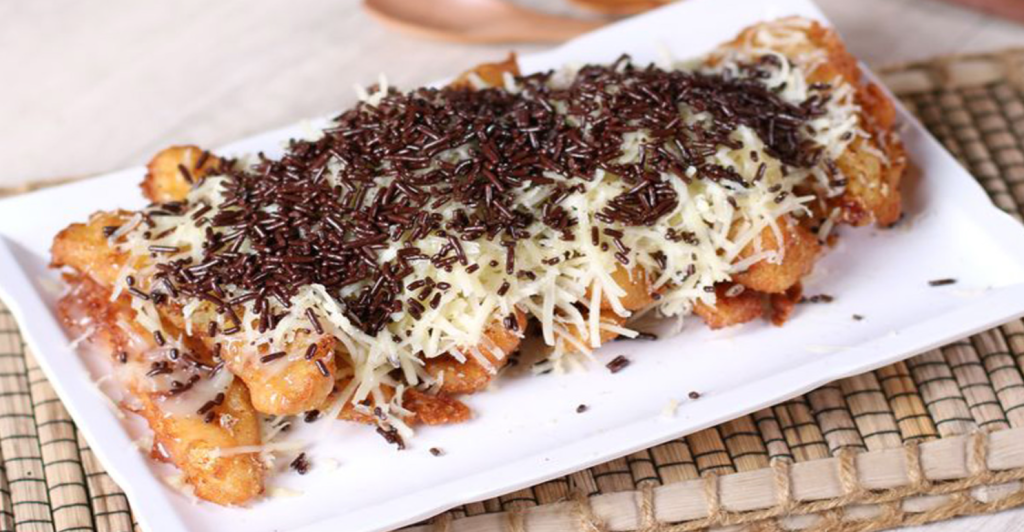 Ilustrasi pisang crispy dengan topping yang melimpah. (Gemapack)