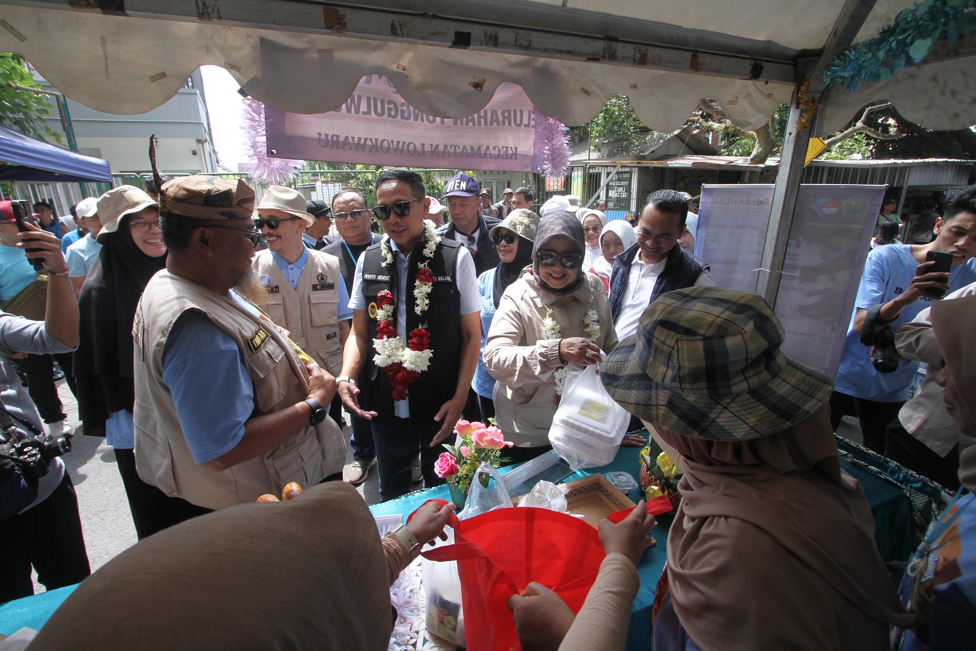 Wali Kota Malang Wahyu Hidayat (rompi hitam) didampingi Ketua TP PKK Kota Malang Hanik Andriani Wahyu Hidayat mengunjungi stan UMKM di Lowokwaru kemarin.