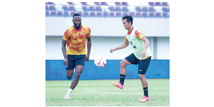 SIAP ALL OUT: Shulton Fajar (kanan) berusaha menjangkau bola dalam sesi latihan Arema FC, beberapa waktu lalu.