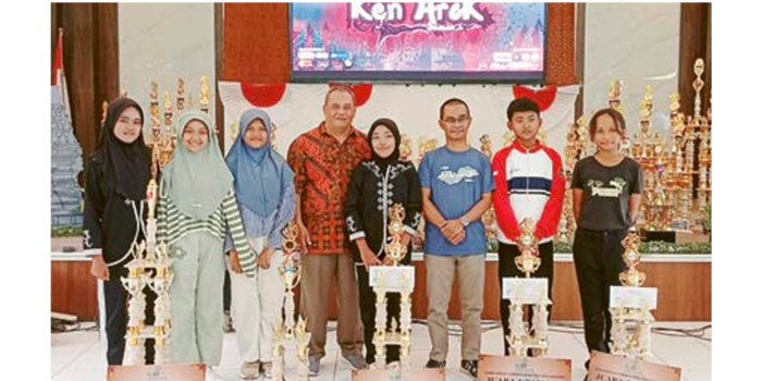 PELOPOR: Penyerahanan hadiah juara kategori SD oleh Kepala Sekolah Budi Nurani MPd (tiga dari kanan) didampingi Komite Sofiyansyah Yusron (empat dari kanan) saat acara LKBB Ken Arok, Sabtu (3/5).