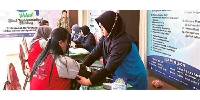 MILAD KE-64: Klinik Muhammadiyah Blimbing menggandeng Anlene dalam pemeriksaan gratis kemarin.