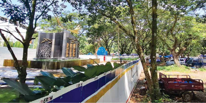 BUTUH PERAWATAN: Monumen tragedi Kanjuruhan masih dikelilingi pagar seng, sehingga tidak bisa diakses oleh masyarakat umum kemarin (BIYAN MUDZAKY HANINDITO / RADAR KANJURUHAN).