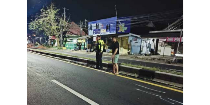 Polisi melakukan olah TKP di Jalan Raya Song Song, Kecamatan Singosari sekitar pukul 02.00 dini hari kemarin (4/5) (Polres Malang/ Radar Malang).
