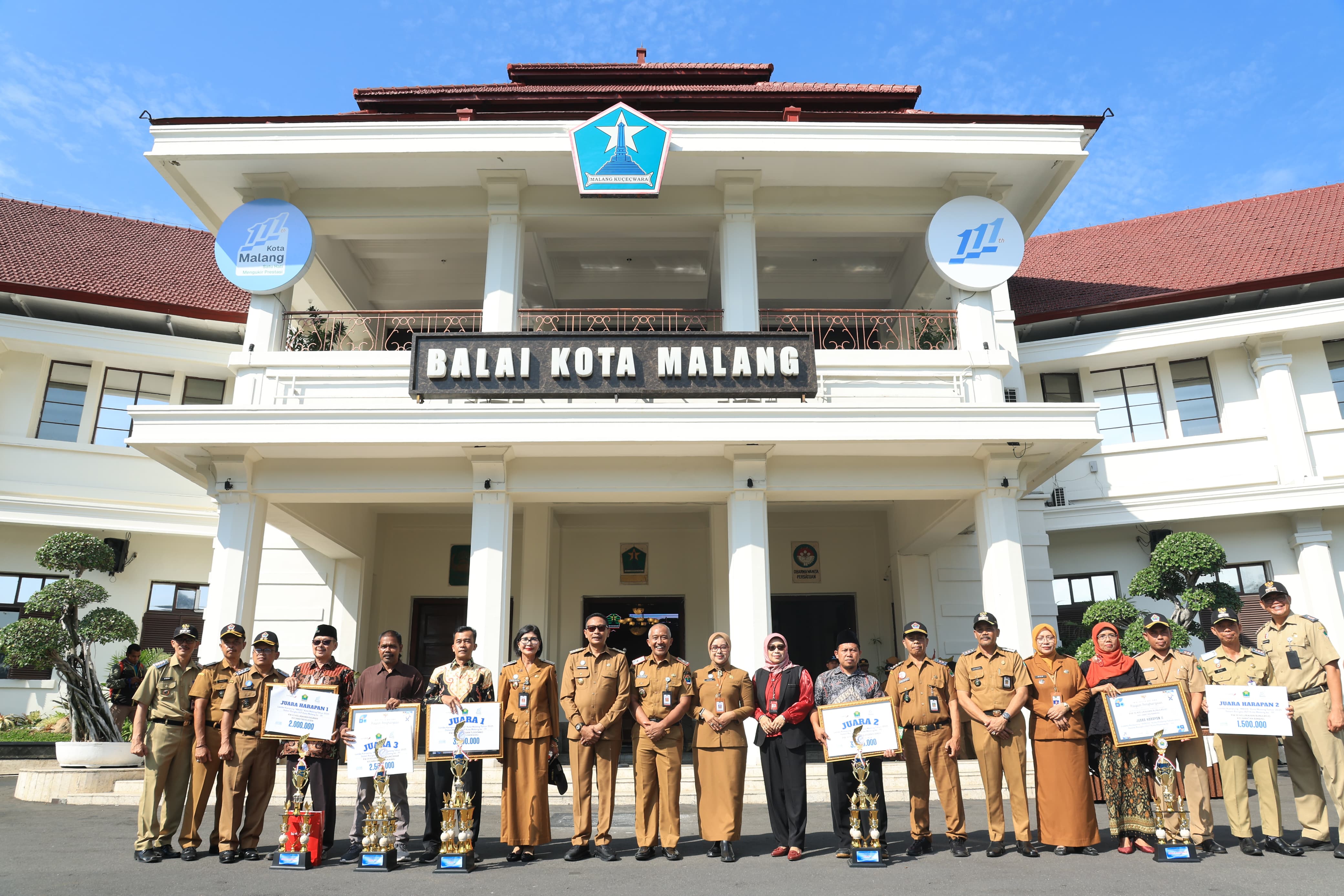 DASA BAKTI: Wahyu Hidayat saat berfoto bersama para pemenang lomba Kampung Mbois.