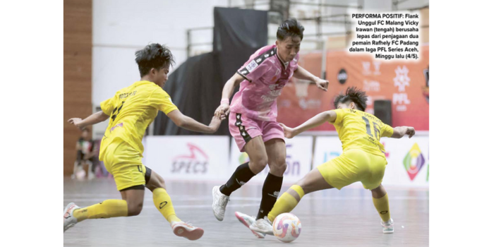 Flank Unggul FC Malang Vicky Irawan (tengah) berusaha lepas dari penjagaan dua pemain rafhely FC Padang dalam laga PFL Series aceh, Minggu lalu (4/5). (FMO UNGGUL FC MALANG FOR RADAR MALANG)