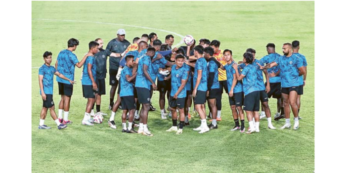 PENANTIAN PANJANG: Para pemain arema FC berdoa bersama di Stadion Manahan Solo setelah melakukan uji coba lapangan Minggu lalu (4/5). ( MO AREMA FC FOR RADAR MALANG)