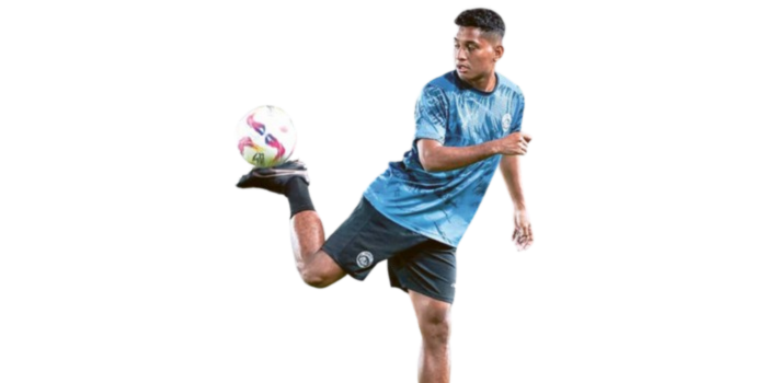 KESEMPATAN UNJUK GIGI: Salim Tuharea mengontrol bola dalam sesi latihan terakhir di Stadion Manahan Solo, Minggu lalu (4/5). (MO AREMA FC FOR RADAR MALANG)