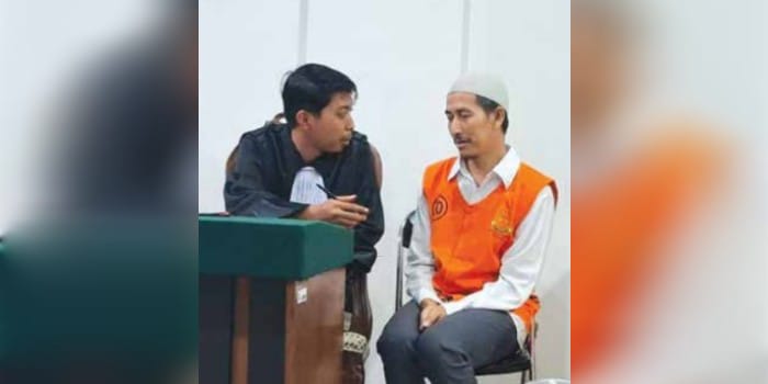 TINDAKAN ASUSILA: Sumardi, 47, warga Desa Sukodono, Kecamatan Dampit menjalani sidang di PN Kepanjen kemarin.