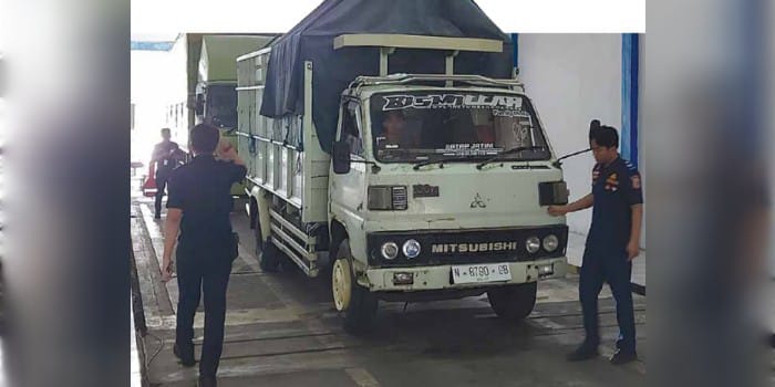 UJI KELAYAKAN: Beberapa petugas melakukan pengujian terhadap truk yang masuk unit Pengujian Kendaraan Bermotor (PKB) Dishub Kabupaten Malang kemarin (5/5).