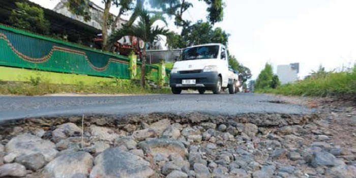 JALAN DESA: Jalan Zentana, Desa Kepuharjo, Karangploso masih terdapat beberapa titik yang harus diperbaiki.
