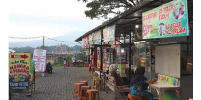 MASUK PRIORITAS: Deretan kios di pujasera kawasan Desa Donowarih, Kecamatan Karangploso setia menunggu pengendara yang mampir kemarin (5/5). Mereka berkesempatan mengajukan permohonan serfitikat halal