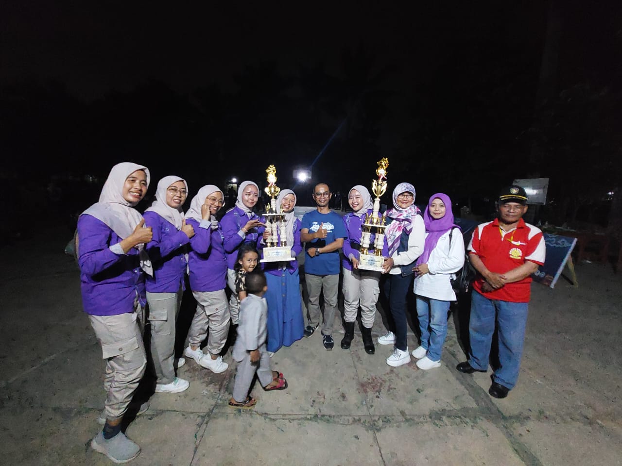 PELOPOR : Kepala Sekolah Budi Nurani MPd memberikan hadiah untuk para juara LKBB Ken Arok Season 4 kategori Purna di SMAN 6 Malang.