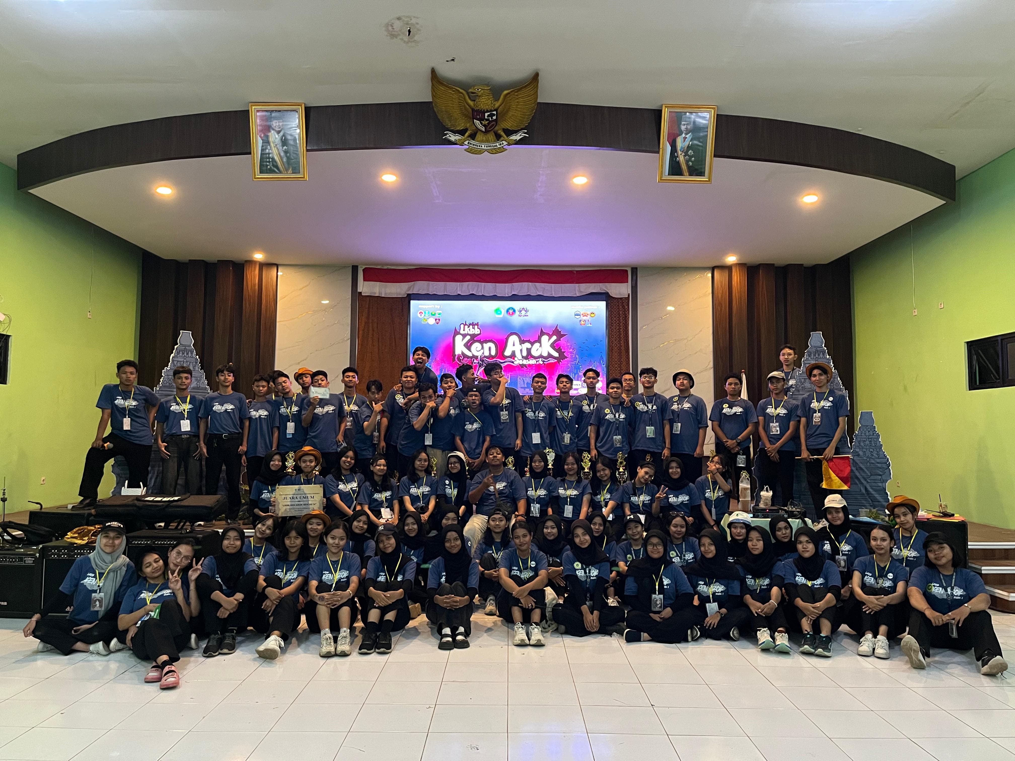 KOMPAK: Seluruh panitia LKBB Ken Arok Season 4 di SMAN 6 Malang berfoto bersama, Sabtu (3/5).