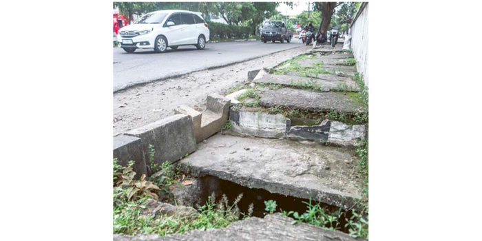 BAKAL DIPERBAIKI: Kondisi salah satu jalur pedestrian di Surabaya yang akan diperbaiki oleh pemkot dalam waktu dekat.