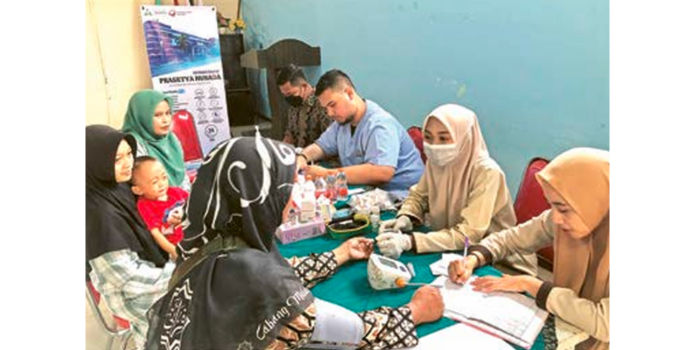 RUTIN TERJUN KE MASYARAKAT: Tim Nakes RS Prasetya Husada melayani pemeriksaan kesehatan gratis di Dusun Krajan, Ngenep, Karangploso.
