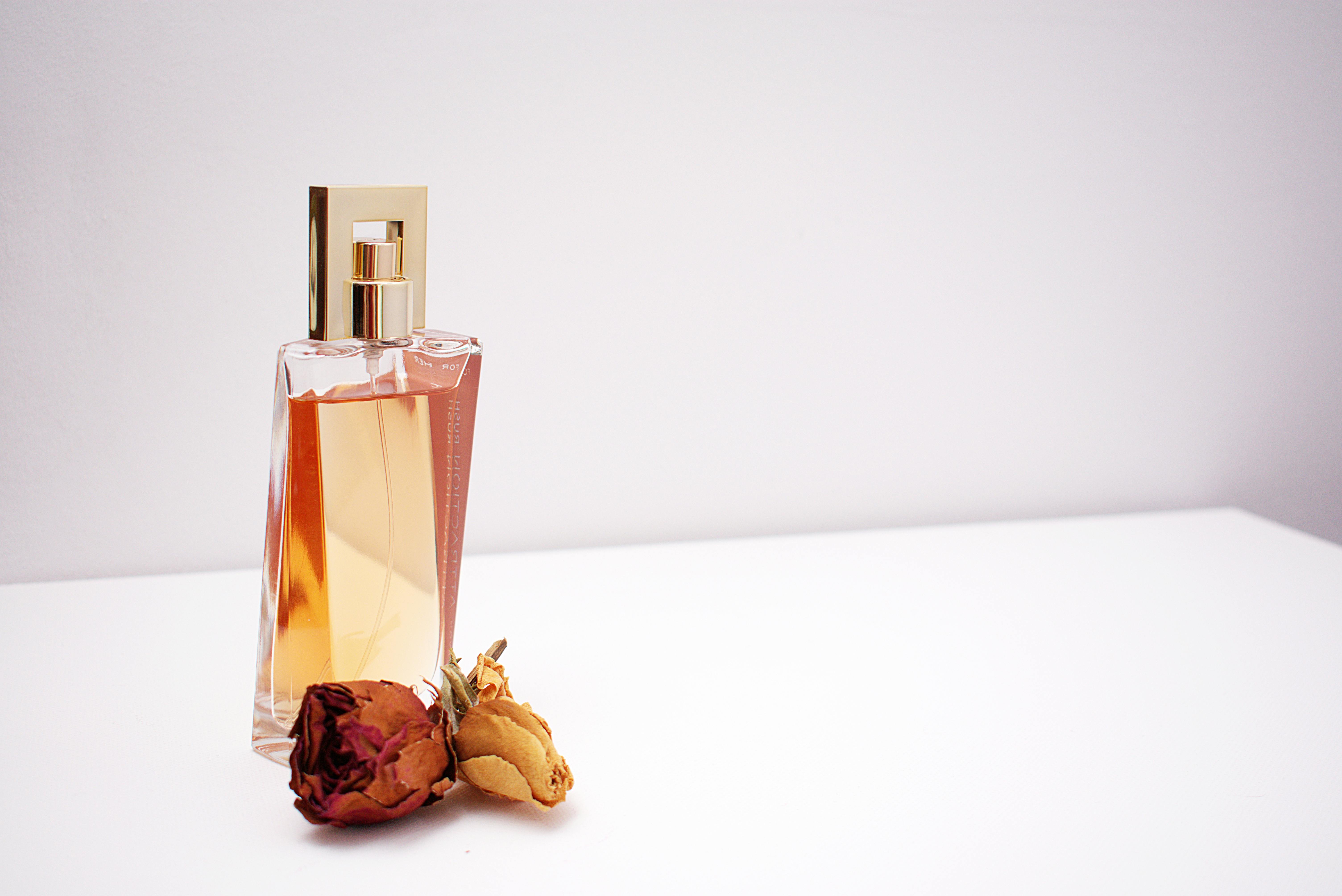 Ilustrasi Parfume (Pexels - Diana)