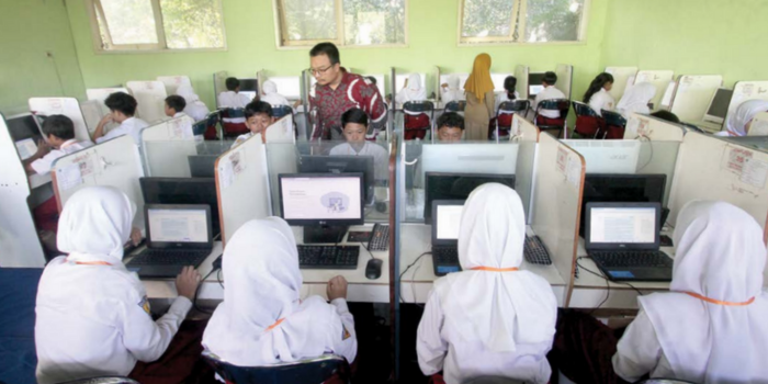 Para pelajar di SDN Kauman 2 mengerjakan materi ujian literasi, kemarin (5/5). Ujian pada hari ini materinya yakni numerasi (SATRIA CAHYONO / RADAR MALANG).