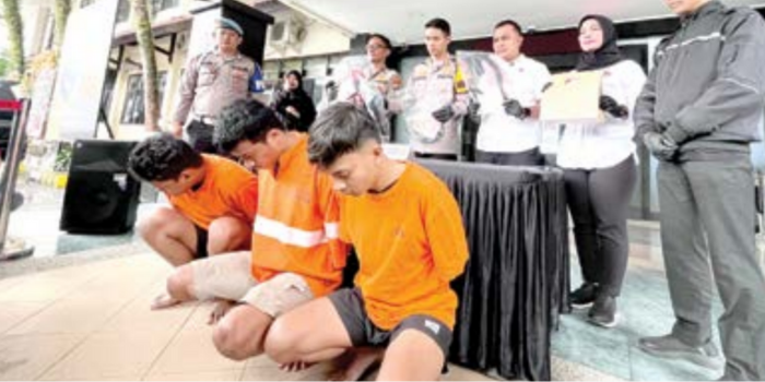GARA-GARA HAL SEPELE: Tiga dari lima tersangka pengeroyokan ditunjukkan Polresta Malang Kota kepada awak media, kemarin (5/5) (NAHDIATUL AFFANDIAH / RADAR MALANG).